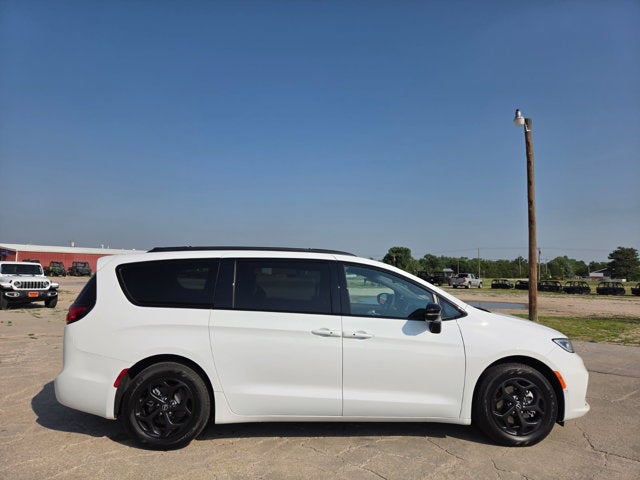 2026 Chrysler Pacifica Hybrid Select