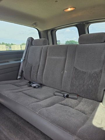 2004 Chevrolet Suburban LS